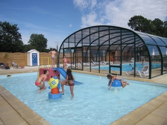 piscine couverte et pataugeoire chauffées